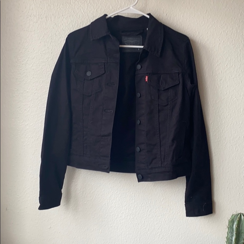 Levi’s black denim jacket size small like new!